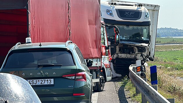 U Velvar na Kladensku dolo k vn nehod nkladnho a dvou osobnch vozidel, jedna ena zemela. (14. srpna 2024)