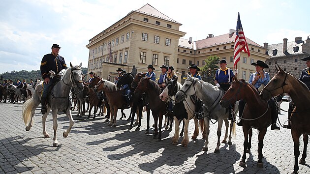 Prahou pochodovalo sedmdest kon. Jejich jzda byla pozvnkou na sobotn Memoril generla Custera ve Veticch. (15. srpna 2024)