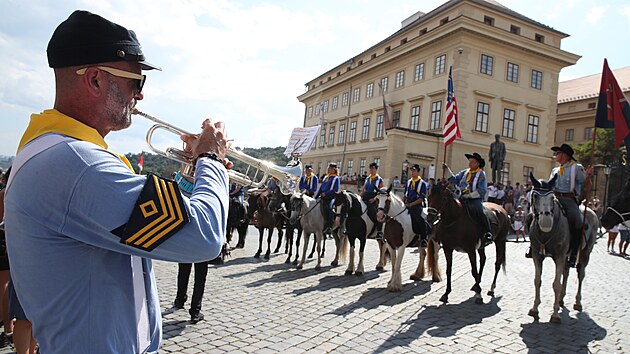 Prahou pochodovalo sedmdest kon. Jejich jzda byla pozvnkou na sobotn Memoril generla Custera ve Veticch. (15. srpna 2024)