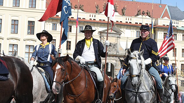 Prahou pochodovalo sedmdest kon, jezdce vedl herec Vclav Vydra (15. srpna 2024)