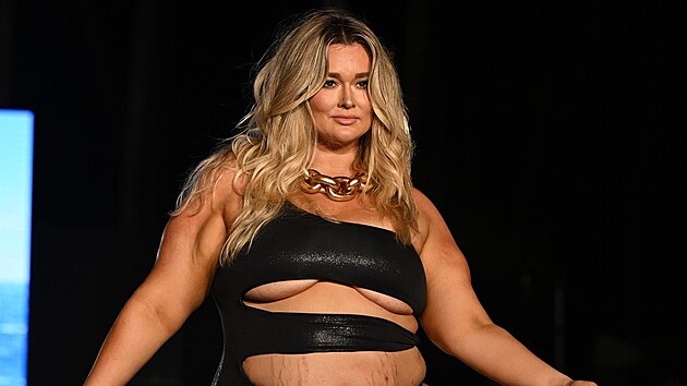 Plus size modelka Hunter McGrady na p�ehl�dce plavek magaz�nu Sports Illustrated (Miami, 1. �ervence 2024)