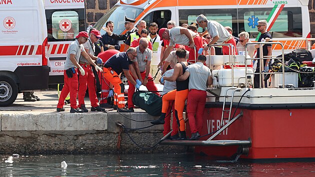 Zchrani pracuj pobl msta, kde se v pondl v rannch hodinch potopila luxusn jachta u pobe Porticella nedaleko sicilskho Palerma. (19. srpna 2024)