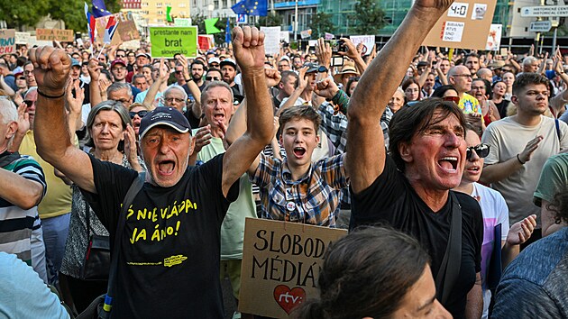 Poet astnk ternho protivldnho protestu v Bratislav odhadli jeho organiztoi na 18 tisc. Protest svolaly opozin strany proti ministryni kultury Martin imkoviov. (13. srpna 2024)