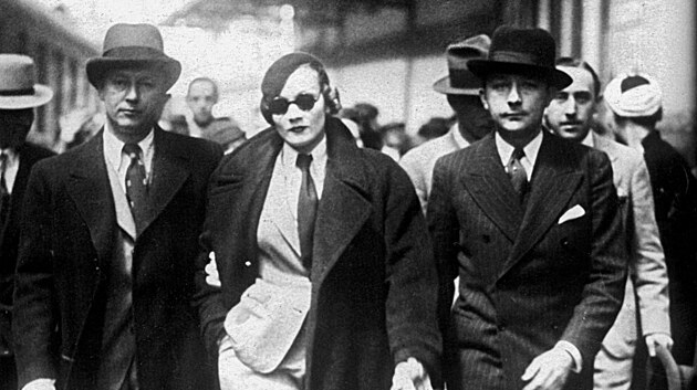 Foto, které v kv�tnu 1933 vzbudilo poprask. Marlene Dietrichová vystupuje z...