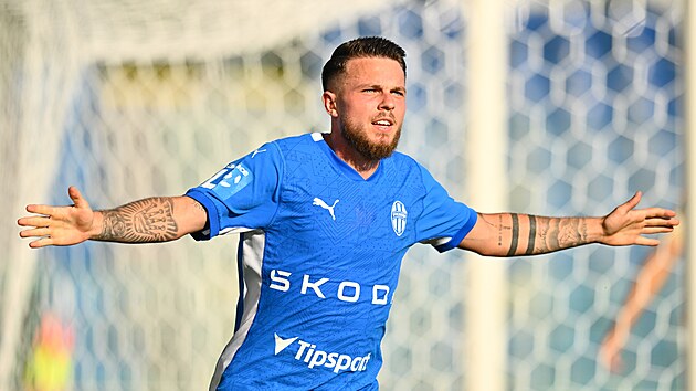 Vasil Ku�ej slaví gól do sít� �eských Bud�jovic.