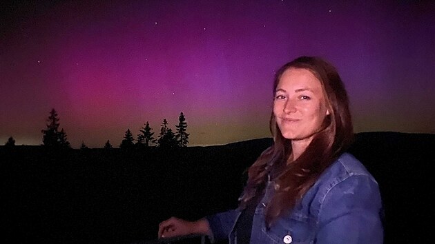 Non oblohu nad eskem osvtlila dobe viditeln polrn ze. Takto ji vidli lid na rozhledn Slovanka v Jizerskch horch. (13. srpna)