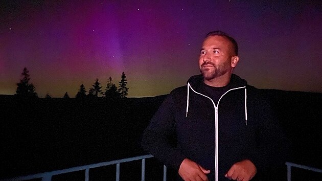Non oblohu nad eskem osvtlila dobe viditeln polrn ze. Takto ji vidli lid na rozhledn Slovanka v Jizerskch horch. (13. srpna)