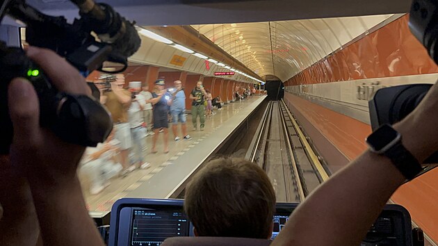 Metro na trase B vjd do stanice Kikova. (15. srpna 2024)