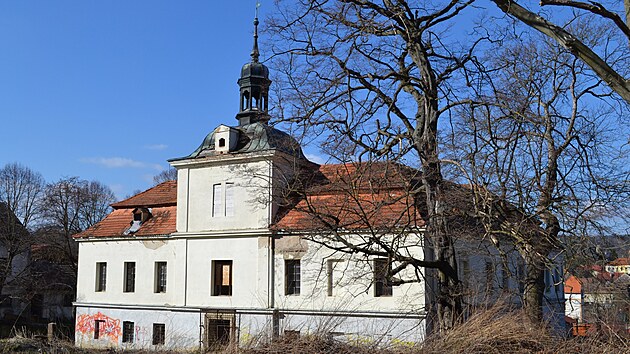 Barokn� z�mek Tma� p�ed rekonstrukc�. Z�mek vznikl p�estavbou tvrze z roku 1540. V 18. stol. byla budova p�estav�n� na barokn� z�mek, kter� byl od konce 20. stol. nevyu�it� a ch�tral.