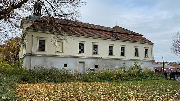 Barokn� z�mek Tma� p�ed rekonstrukc�. Z�mek vznikl p�estavbou tvrze z roku 1540. V 18. stol. byla budova p�estav�n� na barokn� z�mek, kter� byl od konce 20. stol. nevyu�it� a ch�tral.