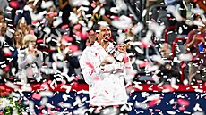 Australský tenista Alexei Popyrin s trofejí pro vít�ze turnaje v Montrealu.