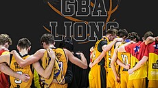 Basketbalisté Jindichova Hradce demonstrují soudrnost.