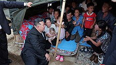 Severokorejský vdce Kim ong-un vyrazil do oblastí postiených záplavami....