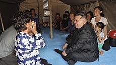 Severokorejský vdce Kim ong-un vyrazil do oblastí postiených záplavami....