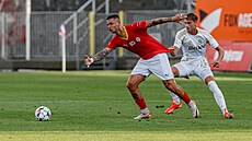Roman Potoný ze Zbrojovky Brno se snaí uniknout Daliboru Veerkovi ze Sparty...