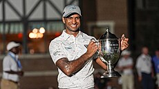 Anglický golfista Aaron Rai s trofejí pro vít�ze Wyndham Championship v...