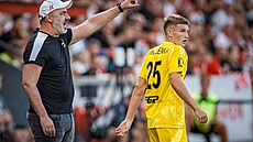 Olomoucký zálo�ník Mat�j Mikulenka vedle gestikulujícího slávistického trenéra...