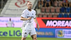 Útoník Michael Krmeník v dresu Slovácka bhem zápasu s Baníkem Ostrava.