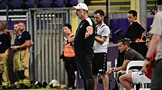 Slávistický trenér Jindich Trpiovský sleduje zápas s Unionem SG v pedkole...
