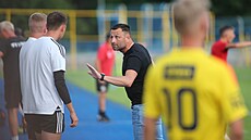 Jihlavský kou� David Oulehla gestikuluje ke sv��enc�m.