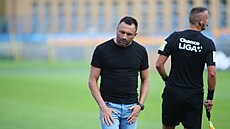 EKÁNÍ NA ÚVODNÍ VÝHRU. Jihlavtí fotbalisté (ve lutém francouzský stoper Maximilien Boussou) na startu nového roníku Chance Národní ligy marn vyhlíejí tíbodový zisk. Po pti zápasech mají dv remízy a ti poráky a jsou poslední. 