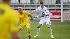 EKÁNÍ NA ÚVODNÍ VÝHRU. Jihlavtí fotbalisté (ve lutém francouzský stoper Maximilien Boussou) na startu nového roníku Chance Národní ligy marn vyhlíejí tíbodový zisk. Po pti zápasech mají dv remízy a ti poráky a jsou poslední. 