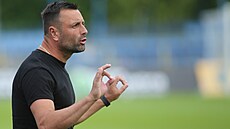 EKÁNÍ NA ÚVODNÍ VÝHRU. Jihlavtí fotbalisté (ve lutém francouzský stoper Maximilien Boussou) na startu nového roníku Chance Národní ligy marn vyhlíejí tíbodový zisk. Po pti zápasech mají dv remízy a ti poráky a jsou poslední. 