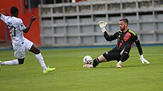 EKÁNÍ NA ÚVODNÍ VÝHRU. Jihlavtí fotbalisté (ve lutém francouzský stoper Maximilien Boussou) na startu nového roníku Chance Národní ligy marn vyhlíejí tíbodový zisk. Po pti zápasech mají dv remízy a ti poráky a jsou poslední. 