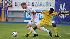 Vykovský útoník Patrik Schön se vyhýbá jihlavskému záloníkovi Babovi...