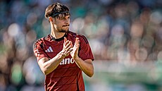 Spar�anský k�ídelník Veljko Birman�evi� tleská fanou�k�m.