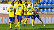 Zlíntí fotbalisté slaví gól.