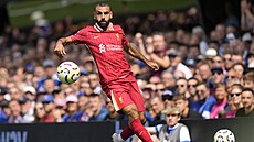 Liverpoolský k�ídelník Mohamed Salah sp�chá za mí�em v zápase s Ipswichem.