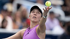 Americká tenistka Jessica Pegulaová podává v semifinále turnaje v Cincinnati.