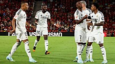 Fotbalisté Realu Madrid slaví gól Rodryga proti Mallorce.