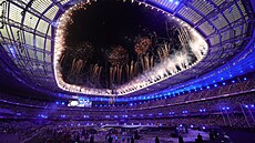 Oh�ostroje na stadionu b�hem slavnostního zakon�ení olympijských her.