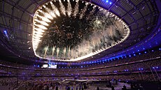 Ohostroje na stadionu bhem slavnostního zakonení olympijských her.