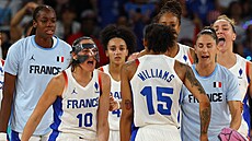 Francouzky slaví úsp�nou trefu Gabby Williamsové v olympijském finále.