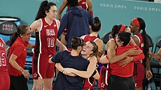 Americké basketbalistky se radují z olympijského triumfu.