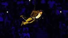 Tom Cruise se spou�tí na lan� na plochu stadionu p�i slavnostním zakon�ení.