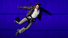 Tom Cruise se spou�tí na lan� na plochu stadionu p�i slavnostním zakon�ení.