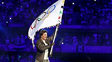 Tom Cruise s olympijskou vlajkou p�i slavnostním zakon�ení.