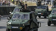 Pehlídka polské armády bhem kadoroních oslav svátku polských ozbrojených...