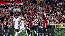 Fotbalisté FC Janov se radují z vyrovnávacího gólu proti Interu.