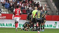 Hrozivý moment. Angel Gomes z Lille leí bezvládn na zemi a spoluhrái...