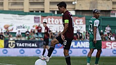 Luká Sadílek ze Sparty a nafukovací balonek, který piletl z tribuny.