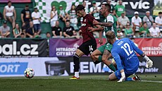 Sparanský kídelník Veljko Birmanevi a jeho gólová doráka v utkání s...