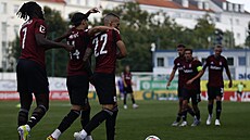 Radost sparanských fotbalist po druhém gólu do sít Bohemians.