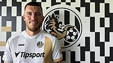 Tomá� Petrá�ek v dresu Hradce Králové.