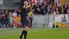 Hlavní rozhodí Jan Petík udluje pokutový kop pro Slavii v utkání proti...