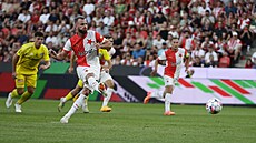 Slávistický úto�ník Václav Jure�ka p�i svém úsp�ném penaltovém pokusu proti...